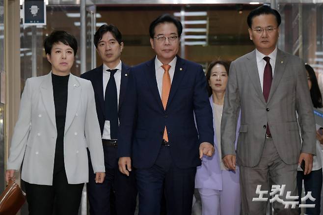 국민의힘 송언석 원내대표와 유상범 원내수석부대표가 27일 오전 서울 여의도 국회에서 우원식 국회의장과 면담을 위해 의장실로 향하고 있다. 윤창원 기자