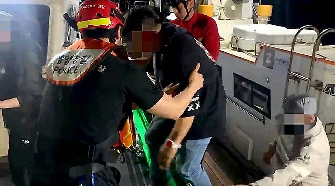 해경이 어선에 타고 있던 승객들을 구조하고 있다. 포항해경 제공