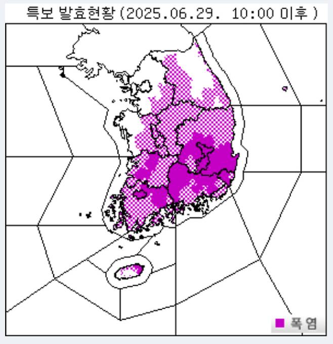 전북 전주와 정읍, 완주엔 폭염경보가 발효되고, 군산과 익산 등 나머지 11개 시군엔 폭염주의보가 발효됐다. 무더운 날씨는 한동안 이어질 전망이다. 기상청 홈페이지 캡처