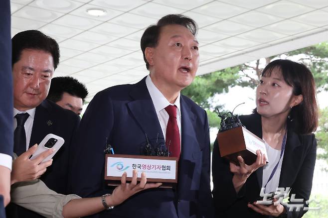 윤석열 전 대통령이 28일 오전 내란특검 조사를 받기 위해 서울 서초구 서울고등검찰청에 출석하고 있다. 황진환 기자