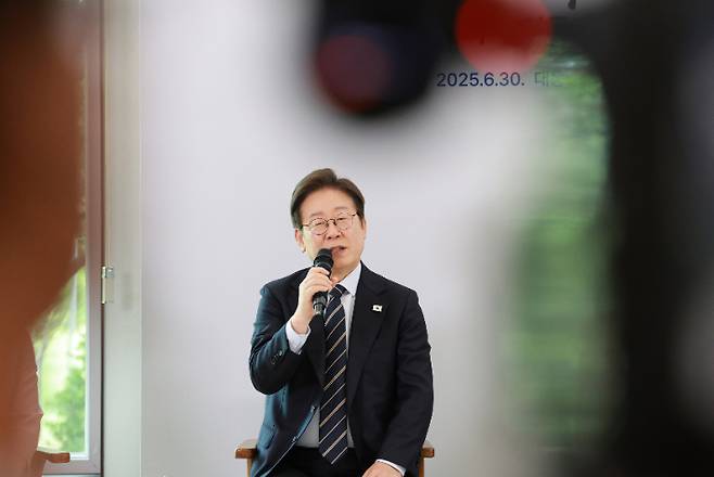 이재명 대통령이 30일 서울 용산 대통령실 파인그라스에서 열린 문화예술계 수상자 간담회에서 발언하고 있다. 연합뉴스