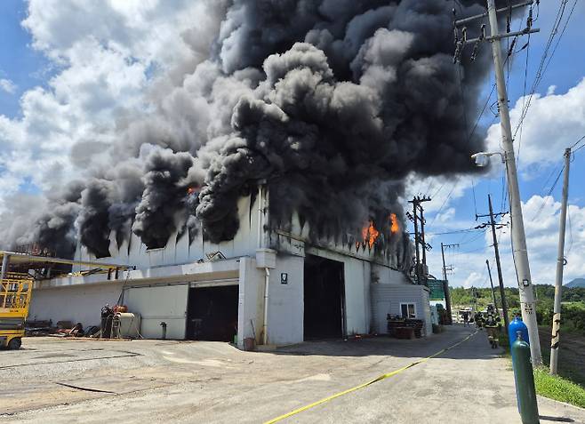30일 오후 1시 19분쯤 경북 영천시 신녕면의 한 폐기물 공장 내부에서 원인을 알 수 없는 불이 났다. 경북소방본부 제공