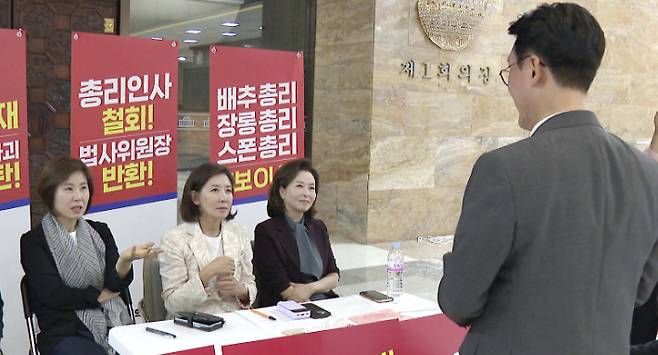 김민석 국무총리 후보자가 30일 서울 여의도 국회 로텐더홀에서 총리 지명 철회 등을 촉구하며 나흘째 국회 본청에서 농성 중인 국민의힘 나경원 의원을 만나 대화하고 있다. 연합뉴스