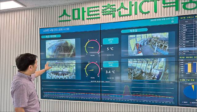 이재단 충남 당진낙농축협 총무기획실장이 당진의 ‘자연그대로’ 농장 내 스마트낙농단지 관제시스템에서 소의 움직임을 살펴보고 있다.