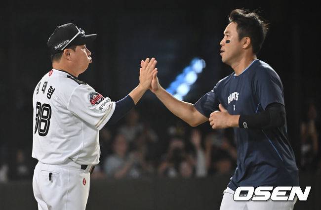 [OSEN=부산, 이석우 기자] 29일 부산 사직야구장에서 2025 신한 SOL 뱅크 KBO 리그 롯데 자이언츠와 KT 위즈의 경기가 열렸다. 홈팀 롯데는 박세웅이, 방문팀 KT는 쿠에바스가 선발 출전했다.롯데 자이언츠 김태형 감독이 KT 위즈에 10-5로 승리한 후 전준우와 하이파이브를 하고 있다. 2025.06.29 / foto0307@osen.co.kr