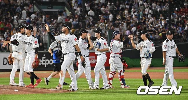 [OSEN=부산, 이석우 기자] 29일 부산 사직야구장에서 2025 신한 SOL 뱅크 KBO 리그 롯데 자이언츠와 KT 위즈의 경기가 열렸다. 홈팀 롯데는 박세웅이, 방문팀 KT는 쿠에바스가 선발 출전했다.롯데 자이언츠 선수들이 KT 위즈에 10-5로 승리한 후 기쁨을 나누고 있다. 2025.06.29 / foto0307@osen.co.kr