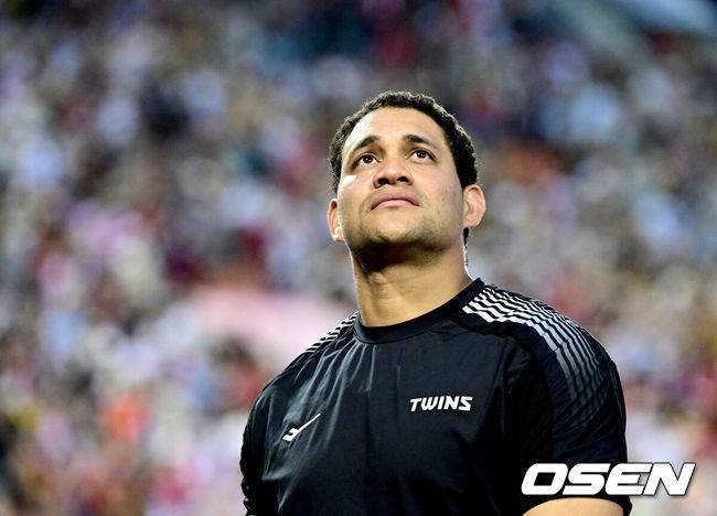 [OSEN=잠실, 최규한 기자] 프로야구 KIA 타이거즈가&nbsp;LG 트윈스를 꺾고 위닝시리즈에 성공했다.&nbsp;KIA는&nbsp;29일 서울 잠실구장에서 열린 2025 KBO리그&nbsp;LG와 경기에서 11-2로 승리했다. 6회 6안타 6득점 빅이닝으로 승기를 잡았다. 톱타자 고종욱이 4타수 3안타 1타점 1득점으로 활약했다.&nbsp;KIA 선발 윤영철은 5이닝 동안 5피안타 1볼넷 4탈삼진 1실점으로 시즌 2승째를 기록했다.경기를 마치고 LG 치리노스가 팬들에게 인사한 뒤 그라운드를 나서고 있다. 2025.06.29 / dreamer@osen.co.kr