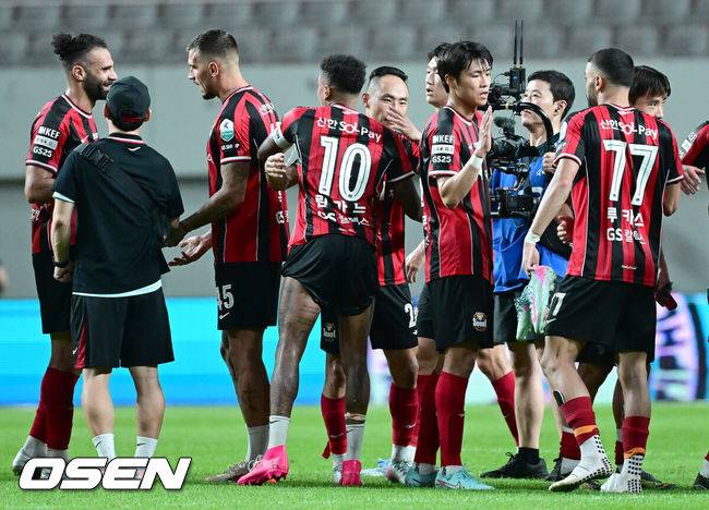 [OSEN=서울월드컵경기장, 김성락 기자] 기성용 이적 사가'로 인해 관심이 집중된 FC 서울과 포항 스틸러스의 맞대결은 서울의 완승으로 끝났다.&nbsp;서울은 29일 서울월드컵경기장에서 열린 하나은행 K리그 1 2025 21라운드 포항 스틸러스와 맞대결서 4-1로 승리했다. 승리가 확정된 순간 서울 선수들이 기쁨을 나누고 있다. 2025.06.29 / ksl0919@osen.co.kr