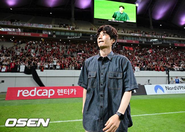 [OSEN=서울월드컵경기장, 김성락 기자] 기성용 이적 사가'로 인해 관심이 집중된 FC 서울과 포항 스틸러스의 맞대결은 서울의 완승으로 끝났다.&nbsp;서울은 29일 서울월드컵경기장에서 열린 하나은행 K리그 1 2025 21라운드 포항 스틸러스와 맞대결서 4-1로 승리했다. 경기 종료 후 포항 기성용이 관중에게 인사하고 있다. 2025.06.29 / ksl0919@osen.co.kr