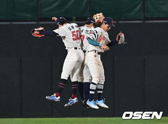 [OSEN=부산, 이석우 기자] 17일 부산 사직야구장에서 2025 신한 SOL 뱅크 KBO 리그 롯데 자이언츠와 키움 히어로즈의 경기가 열렸다. 홈팀 롯데는 박세웅, 방문팀 키움은 김윤하가 선발 출전했다.롯데 자이언츠 김동혁, 황성빈, 장두성이 키움전에서 7-1로 승리한 후 기쁨을 나누고 있다. 2025.04.17 / foto0307@osen.co.kr