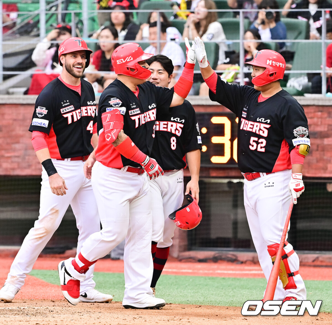 최형우가 홈런을 때리고 동료들의 축하를 받고 있다./OSEN DB