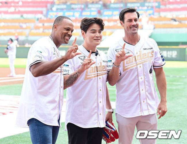 [OSEN=인천, 김성락 기자] SSG 추신수가 은퇴식에 앞서 MLB 출신 아드리안 벨트레, 콜 해멀스가 기념촬영을 하고 있다. 2025.06.14 / ksl0919@osen.co.kr