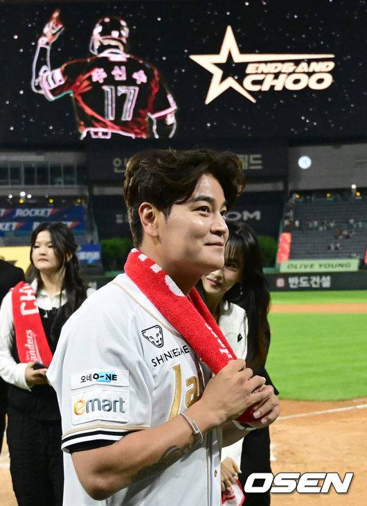 [OSEN=인천, 김성락 기자] 추신수의 은퇴식 행사가 진행됐다. SSG 추신수가 관중에게 인사하고 있다. 2025.06.14 / ksl0919@osen.co.kr