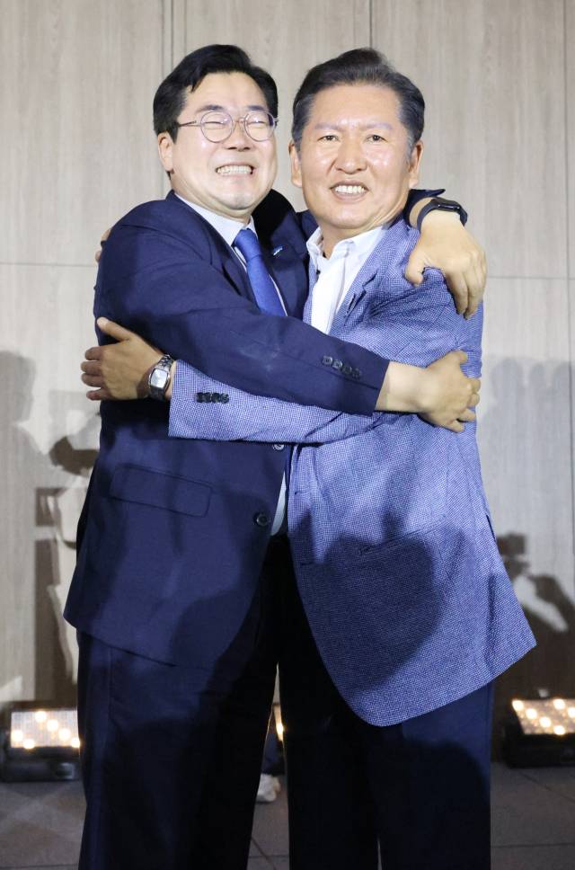 ▲더불어민주당 최대 원외 조직이자 친명계 조직으로 꼽히는 더민주전국혁신회의가 29일 오후 청주 오스코에서 전국대회를 개최한 가운데 더불어민주당 당 대표 후보로 출마한 정청래 의원과 박찬대 의원이 행사에 참석하고 있다. ⓒ연합뉴스