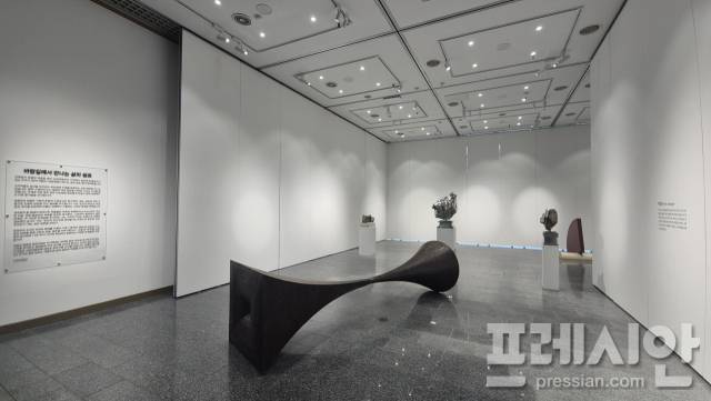 ▲7월 1일부터 열린 기획전 《바람길에서 만나는 삶의 쉼표》의 전시 공간. 조각가 박창은, 최무용, 한정무 작가의 작품이 전시돼 있으며, 조형예술과 자연 공간의 관계를 탐색하는 전시로 구성됐다. ⓒ전북특별자치도