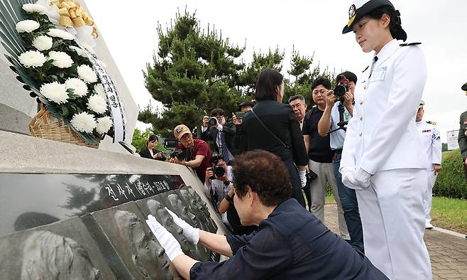 29일 경기 평택 해군 2함대사령부에서 열린 제2연평해전 승전 23주년 기념행사에서 고 조천형 상사의 딸인 조시은 소위(오른쪽)와 모친 임헌순씨가 제2연평해전 6영웅 기념비 앞에서 전사자들을 추모하고 있다. 평택=연합뉴스