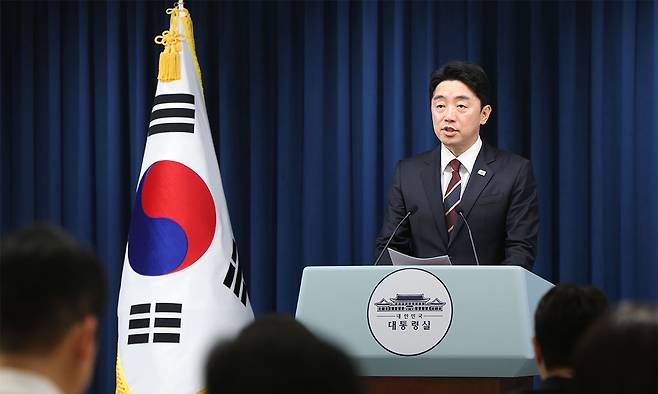 강훈식 대통령 비서실장이 이재명정부의 장관 후보자 등 인선 결과를 발표하고 있다. 30일 현재 공개된 국무총리 및 중앙 부처 장관 후보자 18명 가운데 절반 가까운 8명이 여당인 더불어민주당 의원인 것으로 집계되자 ‘대한민국이 의원내각제 국가인가’라는 비판의 목소리가 나온다. 세계일보 자료사진