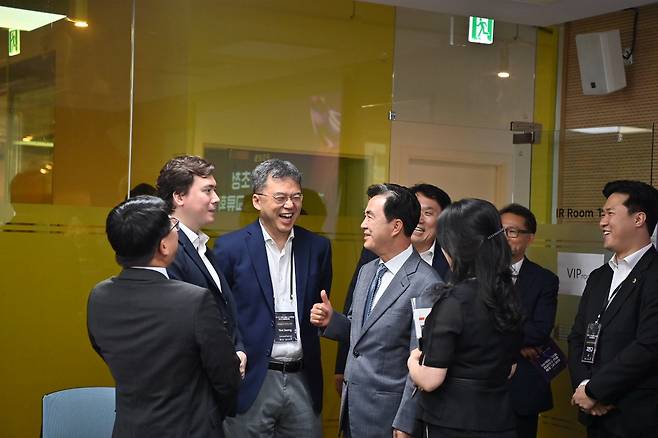 김태흠 지사가 충남스타트업 지원을 위해 지난 23일 천안 창업마루 나비로 미국 투자자들을&nbsp;초청해 간담회를 갖고 청년 스타트업 기업 지원책을 설명하며 관심을 요청했다.
