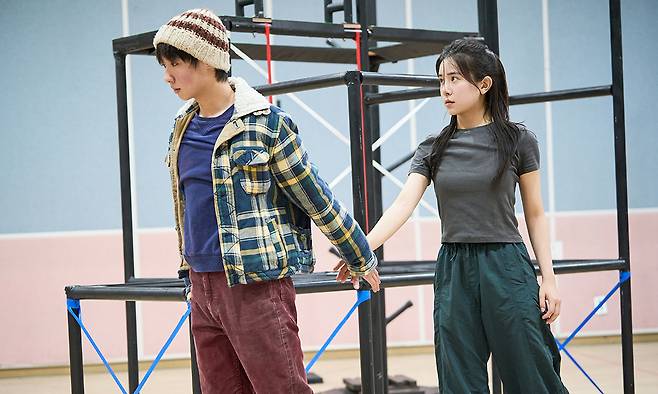 연극 ‘렛미인’에서 ‘일라이’역을 맡은 백승연(오른쪽)과 ‘오스카’역의 천우진 연습 장면. 신시컴퍼니 제공