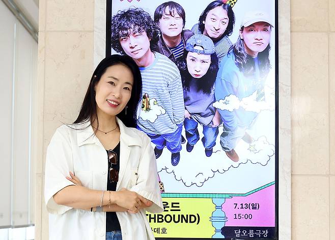 여우락 2025에서 3인조 인디밴드 까데호와 ‘사우스바운드’를 공연하는 소리꾼 정은혜. 이제원 선임기자