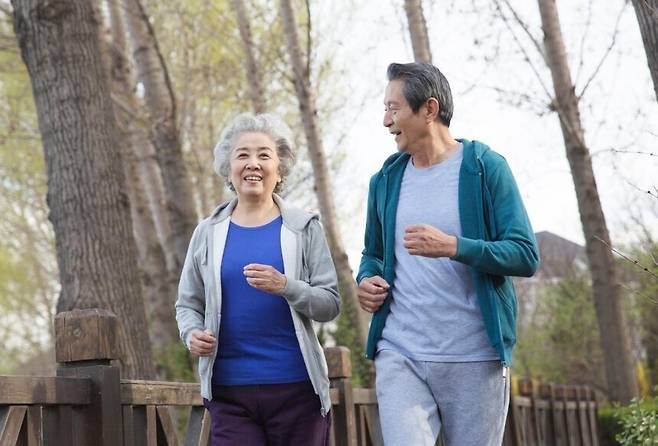 규칙적인 운동을 해도 앉아 있는 시간이 길면 뇌가 더 빨리 위축되고 기억력 등 인지 기능이 감퇴할 수 있다는 연구 결과가 나왔다. 게티이미지뱅크
