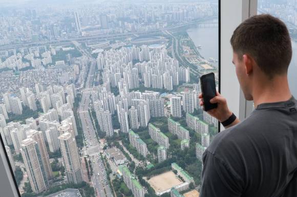 정부가 수도권·규제지역 내 주택 구입 시 주택담보대출 한도를 6억원으로 제한하면서 서울 아파트의 74%가량이 대출 감소 타격을 받게 됐다. 사진은 서울 송파구 롯데월드타워 전망대 서울스카이에서 바라본 아파트 단지 전경. 연합뉴스