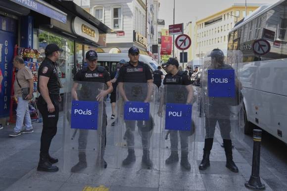 튀르키예 경찰이 29일(현지시간) 이스탄불에서 퀴어 퍼레이드가 열리는 것을 막기 위해 경비를 서고 있다. 2025.6.29 AP 연합뉴스