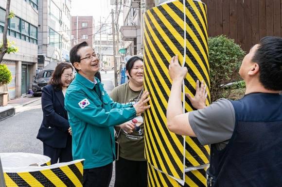 최호권 서울 영등포구청장이 어린이집 앞에 있는 전신주에 안전 보호대를 설치하고 있다. 영등포구 제공