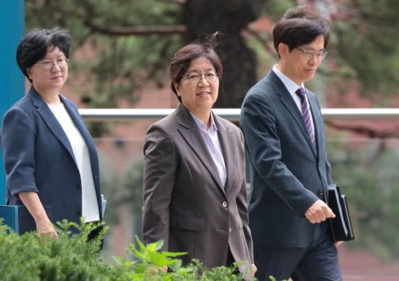 정은경 보건복지부 장관 후보자가 30일 서울 중구 남대문로에 마련된 인사청문회 준비 사무실로 출근하고 있다. 연합뉴스