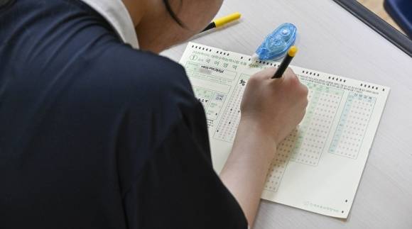 2026학년도 대학수학능력시험 6월 모의평가 시행일인 4일 학생이 OMR카드에 마킹을 하고 있다. 연합뉴스