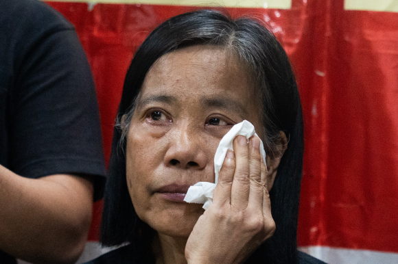 홍콩 민주화 운동가 찬포잉이 29일 홍콩의 마지막 민주 정당인 사회민주당의 해산을 발표하며 눈물을 흘리고 있다. 홍콩 EPA 연합뉴스