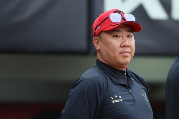 이범호 KIA 타이거즈 감독이 10일 광주 기아챔피언스필드에서 열린 2025 KBO리그 정규시즌 삼성 라이온즈와의 홈 경기에서 선수들을 지켜보고 있다. KIA 타이거즈 제공