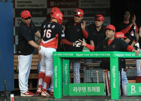 이범호 KIA 타이거즈 감독이 29일 서울 잠실야구장에서 열린 2025 KBO 리그 정규시즌 LG 트윈스와의 원정 경기에서 최원준을 환영하고 있다. 뉴스1