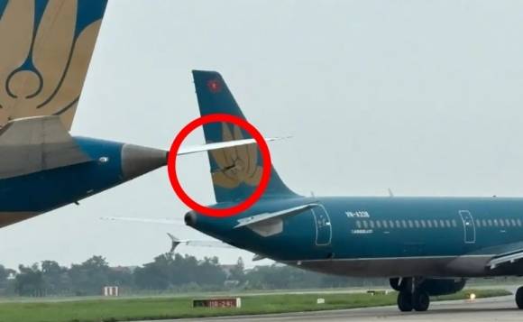 베트남 현지시간으로 27일 오후 2시쯤 하노이 노이바이 국제공항에서 베트남 항공 여객기가 자사의 다른 여객기와 충돌하며 동체가 훼손됐다. 사진은 꼬리 부분이 잘린 에어버스 항공기. 엑스 캡처