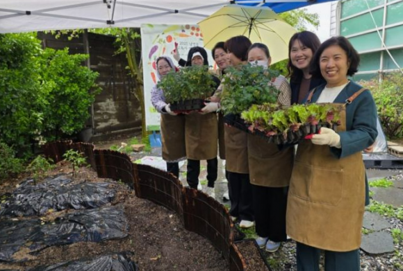 지난 4월 서울 용산구  ‘남영 온기를 잇-다’ 행사에서 주민들이 채소를 수확하고 있다.   용산구 제공