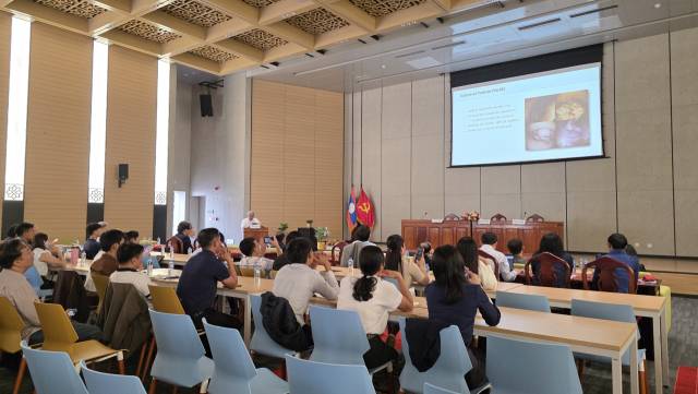 28일 라오스 비엔티안 소재 마호솟병원 강당에서 열린 한국-라오스 소화기내시경워크숍에 참석한 현지 의사들이 이성준 대한소화기내시경학회 부회장(강원대병원 소화기내과 교수)의 강의를 듣고 있다. 안경진 기자