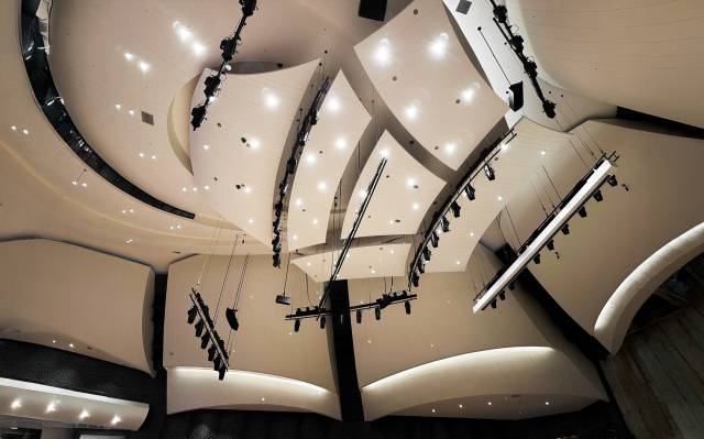 무대 위의 6개 반사체는 공연 규모에 따라 최적화시킬 수 있도록 높낮이와 각도 조정이 가능하다. /사진제공= 부산콘서트홀