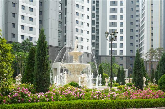 [유럽형 장미정원 퀀즈가든 분수 실제 모습(사진 출처 DK아시아)]