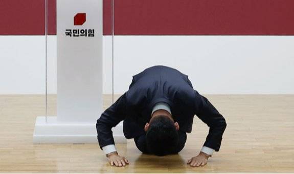 김문수 국민의힘 대선후보가 6월 4일 서울 여의도 국민의힘 당사에서 열린 중앙선대위 해단식에서 큰절을 하고 있다. 동아DB