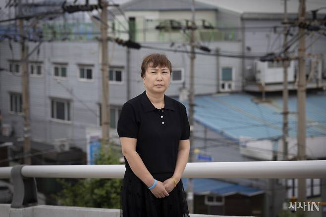 고 엄정정씨의 어머니 이순희씨는 ‘REMEMBER 20240624’라고 적힌 하늘색 팔찌를 차고 있다. 사고 이후 유가족들은 하늘색을 아리셀 참사를 상징하는 색깔로 정했다. ⓒ시사IN 이명익