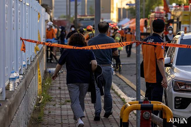 2024년 6월24일 경기도 화성시 아리셀 공장에서 화재가 발생한 가운데 희생자 유가족이 현장으로 이동하고 있다. ⓒ시사IN 조남진