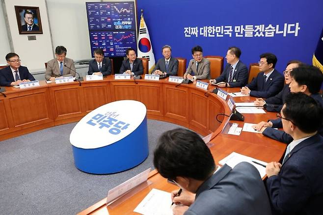 진성준 더불어민주당 정책위의장이 30일 서울 여의도 국회에서 상법 개정안 추진과 관련해 경제계 의견을 수렴하기 위해 경제6단체 부회장단과 간담회를 하고 있다. ⓒ연합뉴스