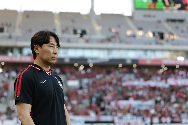 김기동 서울 감독이 29일 서울월드컵경기장에서 열린 포항과의 K리그1 21라운드 홈경기 도중 그라운드를 응시하고 있다. 최근 기성용의 포항 이적으로 엄청난 비난을 받아온 김 감독은 이날 경기에서도 엄청난 야유에 직면해야 했다. 그의 모습이 경기장 전광판을 통해 나올 때마다 홈팬들은 “김기동 나가”를 외쳐댔다. 사진제공｜한국프로축구연맹