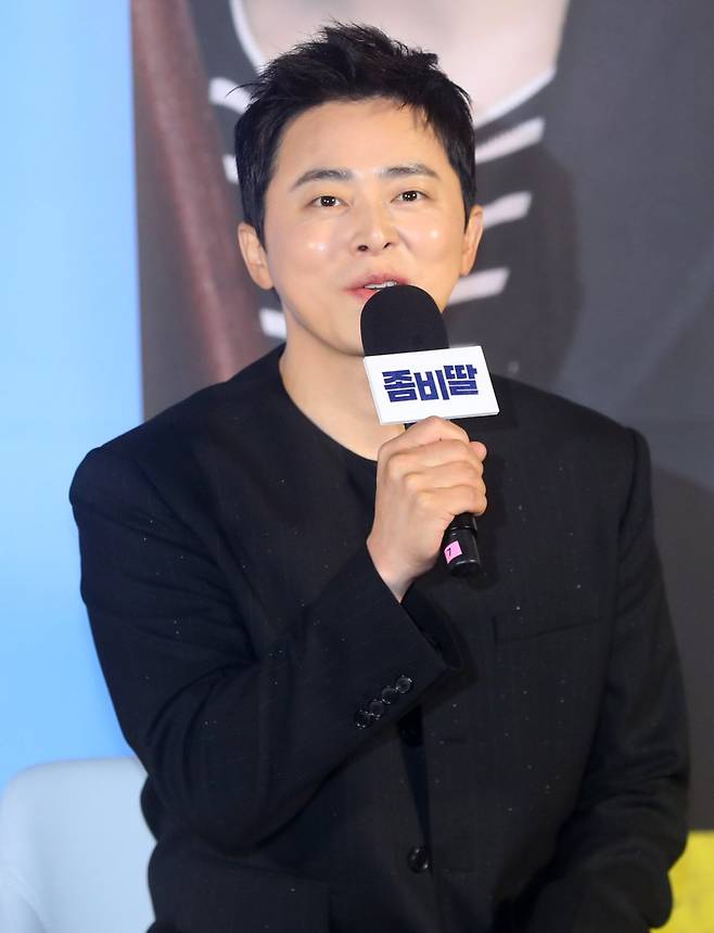 [서울=뉴시스] 김혜진 기자 = 배우 조정석이 30일 오전 서울 용산구 CGV 용산아이파크몰에서 열린 영화 ‘좀비딸’(감독 필감성) 제작보고회에서 인사말을 하고 있다. 2025.06.30. jini@newsis.com