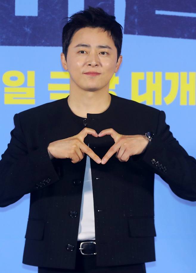 [서울=뉴시스] 김혜진 기자 = 배우 조정석이 30일 오전 서울 용산구 CGV 용산아이파크몰에서 열린 영화 ‘좀비딸’(감독 필감성) 제작보고회에서 포즈를 취하고 있다. 2025.06.30. jini@newsis.com