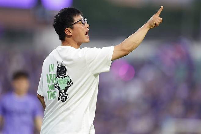 광주 이정효 감독이 6월 28일 안양과 원정경기 도중 선수들에게 전술을 지시하고 있다. 사진제공|한국프로축구연맹