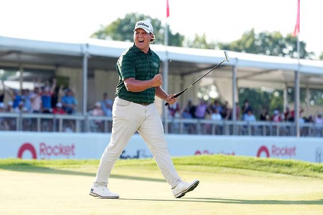 올드리치 포트기터가 30일 미국 미시간주 디트로이트GC에서 열린 PGA 투어 로켓 클래식 최종라운드 5차 연장전에서 마침내 버디 퍼트가 홀에 들어가자 주먹을 불끈 쥐며 기뻐하고 있다. 디트로이트|AFP연합뉴스