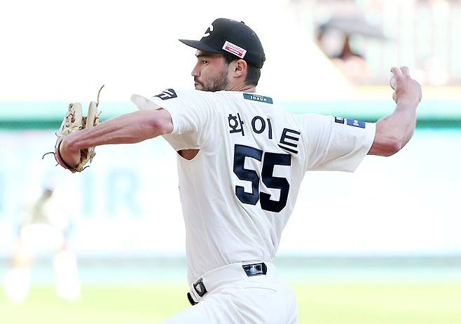 ▲ 29일 인천 한화전에서 6이닝 10탈삼진 무실점 역투로 팀에 위닝시리즈를 안긴 미치 화이트 ⓒSSG랜더스