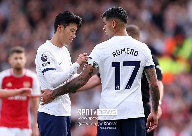 ▲ 토트넘과 확실하게 선을 긋는 발언 이후 팬들의 비판이 쏟아졌지만, 신경을 끄고 있는 로메로다. 새로운 도전에 대한 의지를 보였다는 점이다. 로메로는 "토트넘은 유로파리그 4강에 올랐고 최고의 모습으로 올 시즌을 끝내고 싶다. 물론 미래는 봐야 한다. 더 성장하고 싶은 환경을 찾으려 집중하고 있다. 스페인처럼 한 번도 경험해 보지 않았던 리그에서 뛰고 싶다"라며 사실상 이적을 원하고 있음을 자인했다.&nbsp;