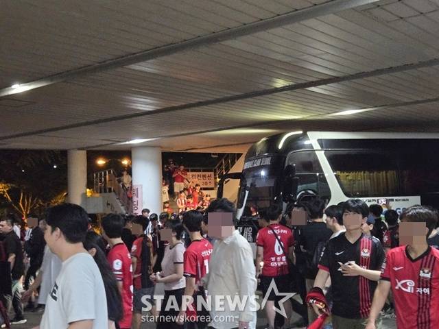 경기가 끝난 뒤 버스 막기를 진행한 FC서울 팬들. /사진=이원희 기자